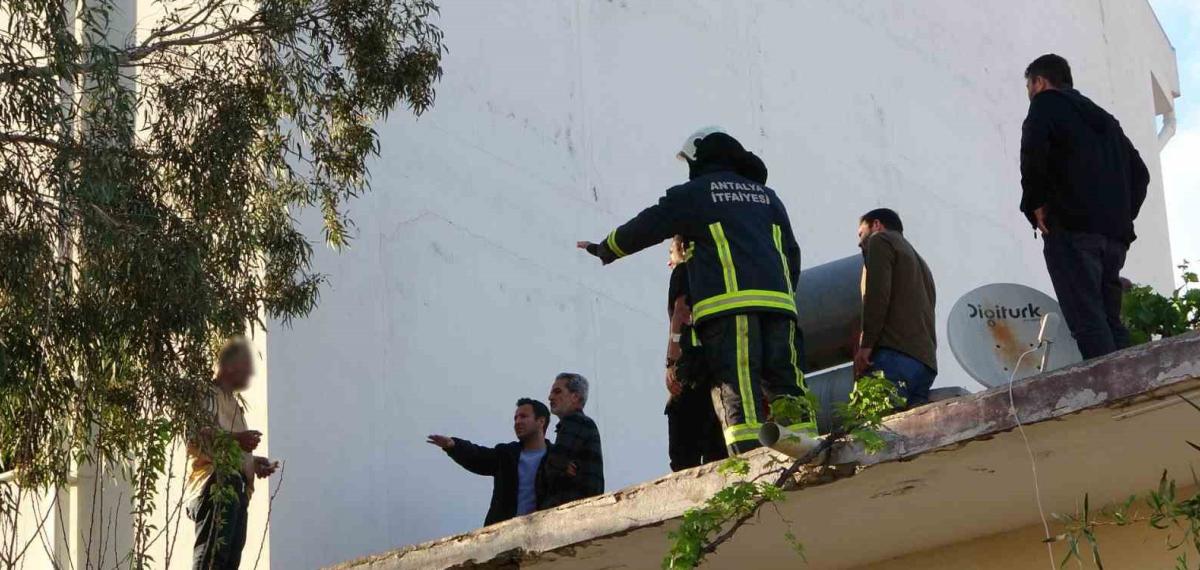 Çatıya Çıkıp Üzerine Benzin Döktü Gazeteci Oyaladı Polis Yakaladı