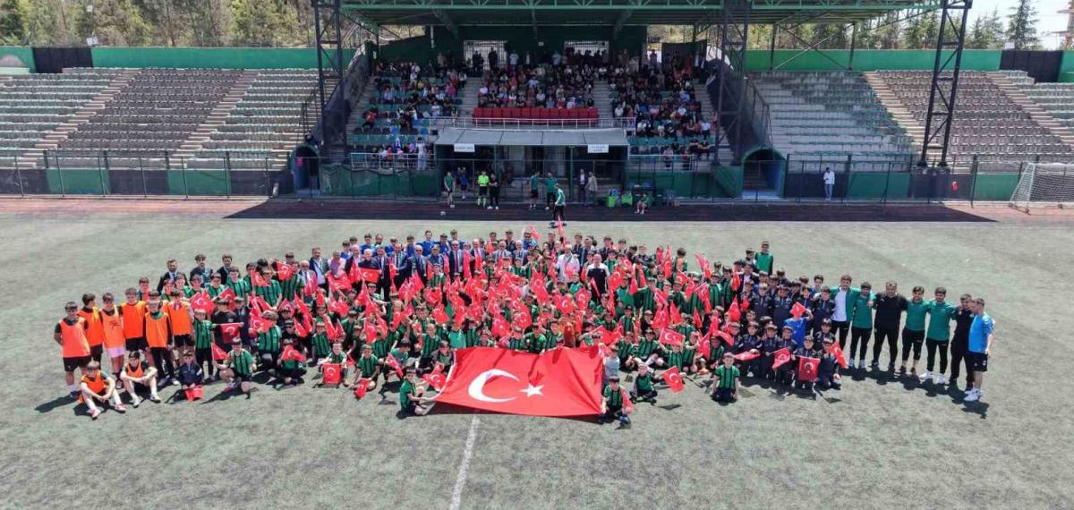 Çayırova’da 19 Mayıs Coşkusu Yeşil Sahaya Taşındı