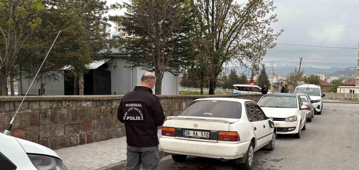 Cinayet Şüphelilerinin Kaçtıkları Otomobil İkametlerinin Yakınında Bulundu