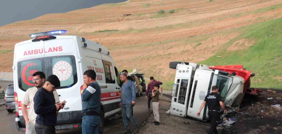 Cizre’de Peş Peşe Kazalardan Sonra Vatandaşlar Karayolunu Ulaşıma Kapattı