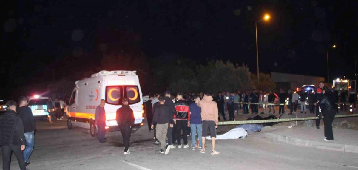 Çöp Kamyonuyla Çarpışan Motosikletteki 2 Genç Hayatını Kaybetti