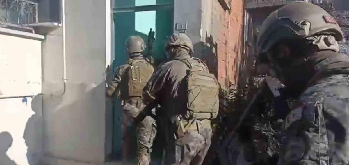 Çoraplara ve Sakız Kutularına Sakladıkları Uyuşturucuyu Ekipler Buldu