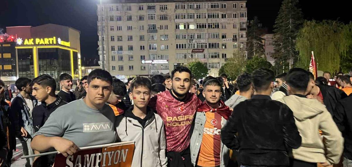 Çorum’da Galatasaray Taraftarlar Sokakları Bayram Yerine Çevirdi