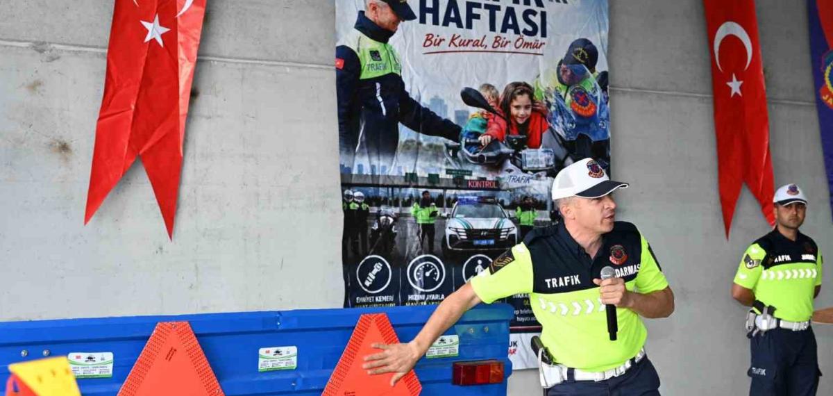 Demirci’de Traktör Sürücülerine Reflektör Dağıtımı Yapıldı