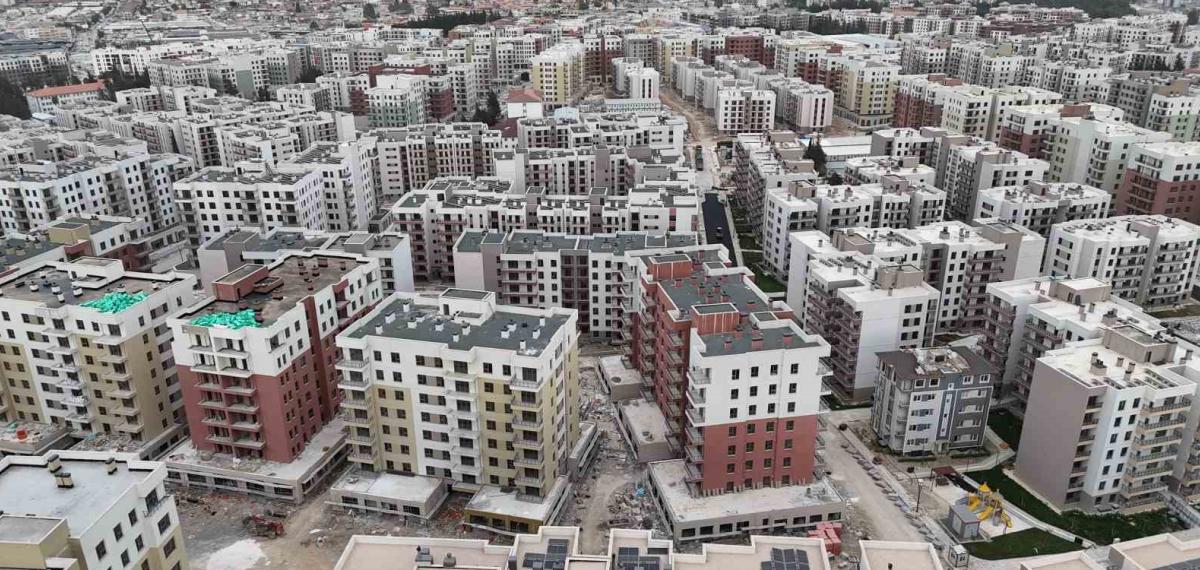 Depremde Yüzlerce Kişiye Mezar Olan ve Yeniden İnşa Edilen Mahallede Şükür Namazı Kılındı