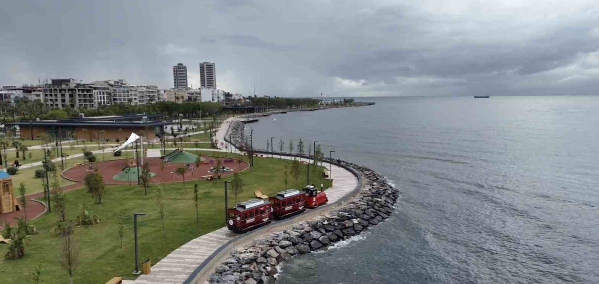 Depremin İzlerinin Silindiği İskenderun Sahili Ücretsiz Nostaljik Trenle Şenlendi