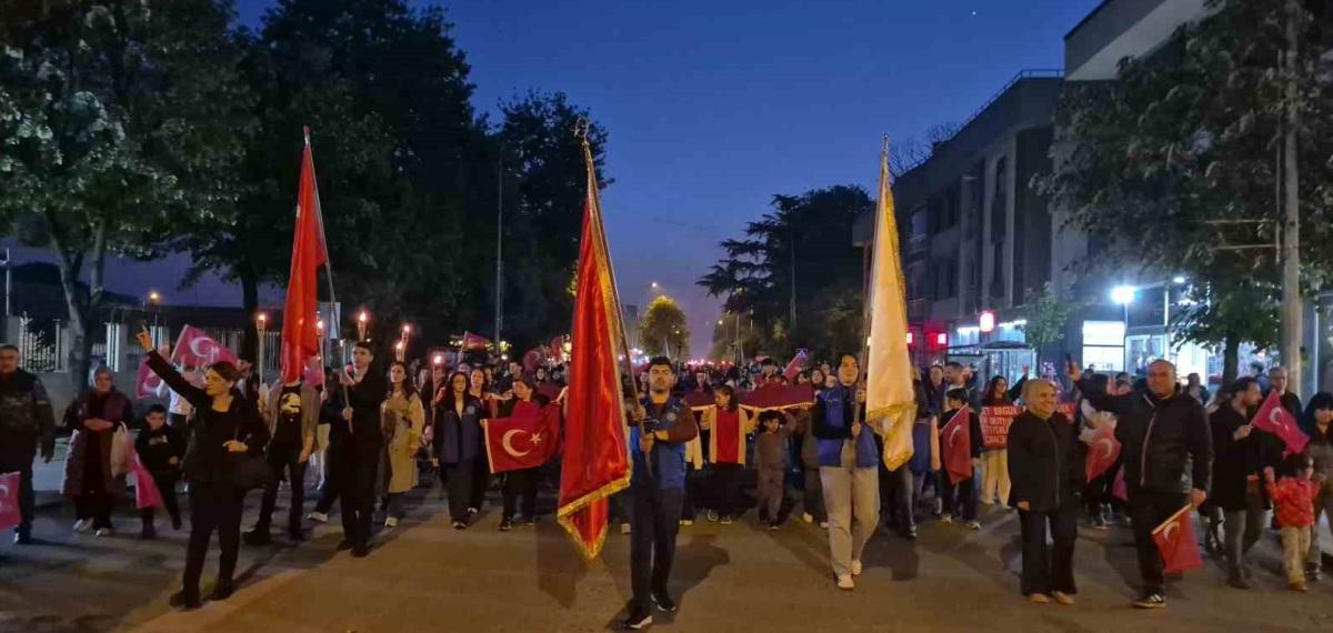 Düzce’de 19 Mayıs Coşkusu Fener Alayı ile Başladı