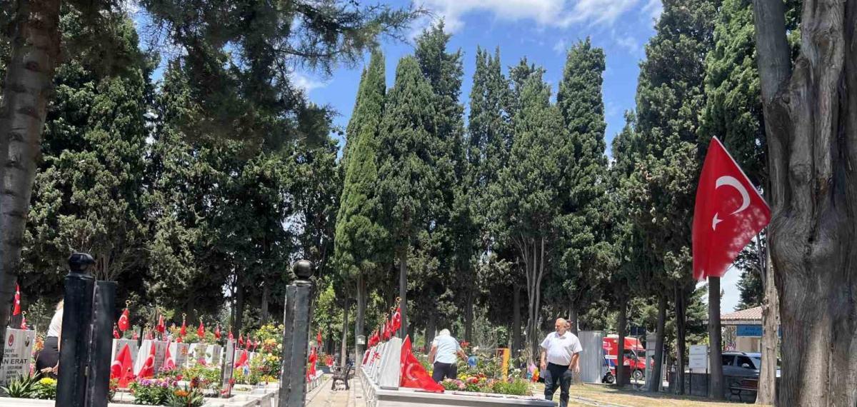 Edirnekapı Şehitliği’nde Hüzünlü Bayram: Şehit Aileleri Yakınlarını Ziyaret Etti