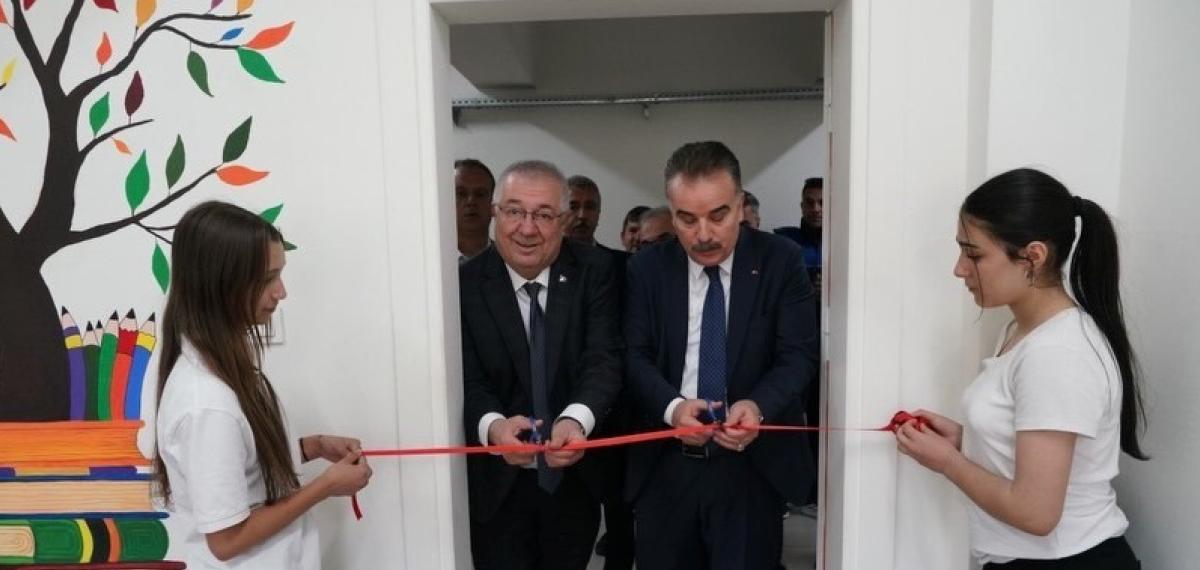 Edremit’te Eğitime Kütüphane Desteği