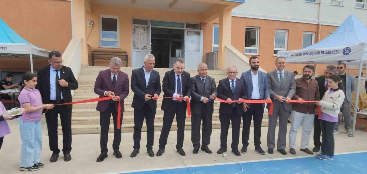 Edremit’te “Vakti Kuşanmak” Sergisi Açıldı