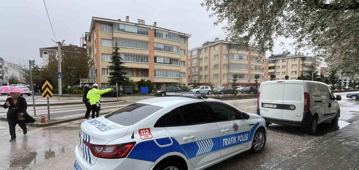 Ehliyeti İptal Edilen Sürücü Yaşlı Kadına Çarptı