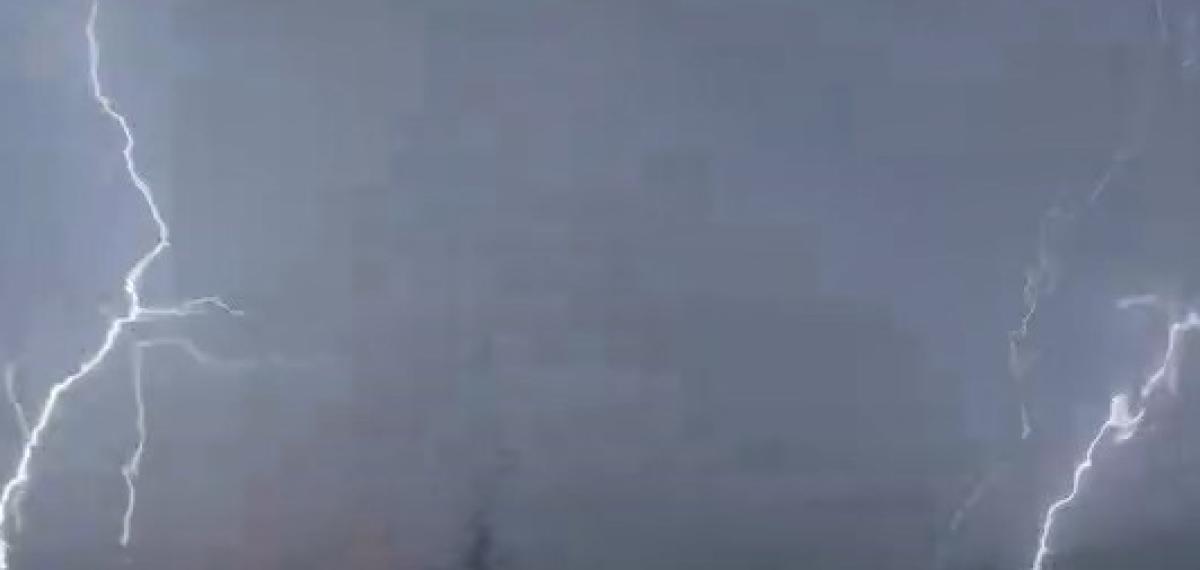Elazığ’da Yıldırımın Düşme Anı Kamerada