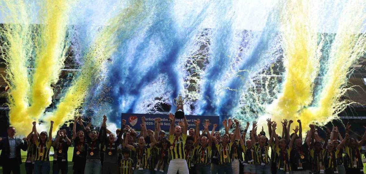 Fenerbahçe Kadın Futbol Takımı, Şampiyonluk Kupasını Kaldırdı