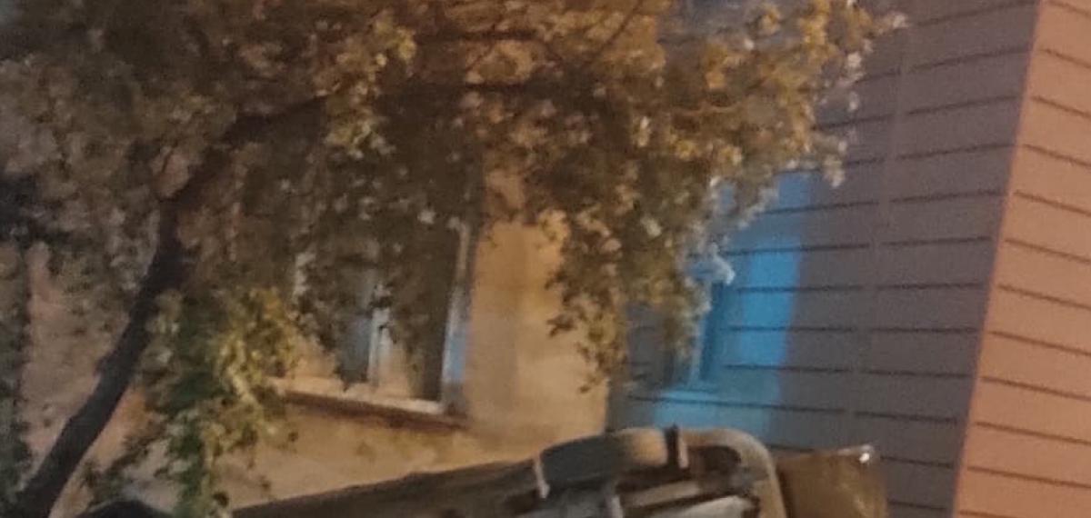 Freni Boşalan Araç Apartman Boşluğuna Düştü