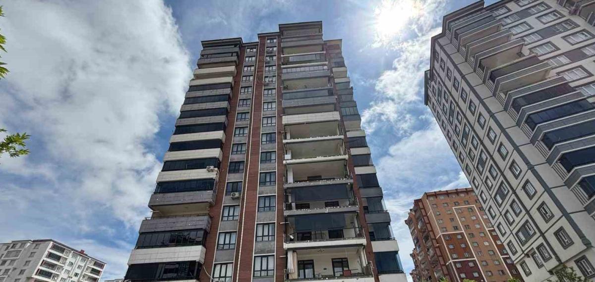 Gaziantep’teki ’Süper Hücre’ Balkon Duvarlarını Yıktı, Camları Patlattı