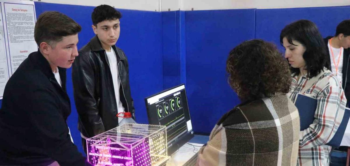Geleceğin Bilim İnsanları Projelerini Kendi Okulunda Sergiledi