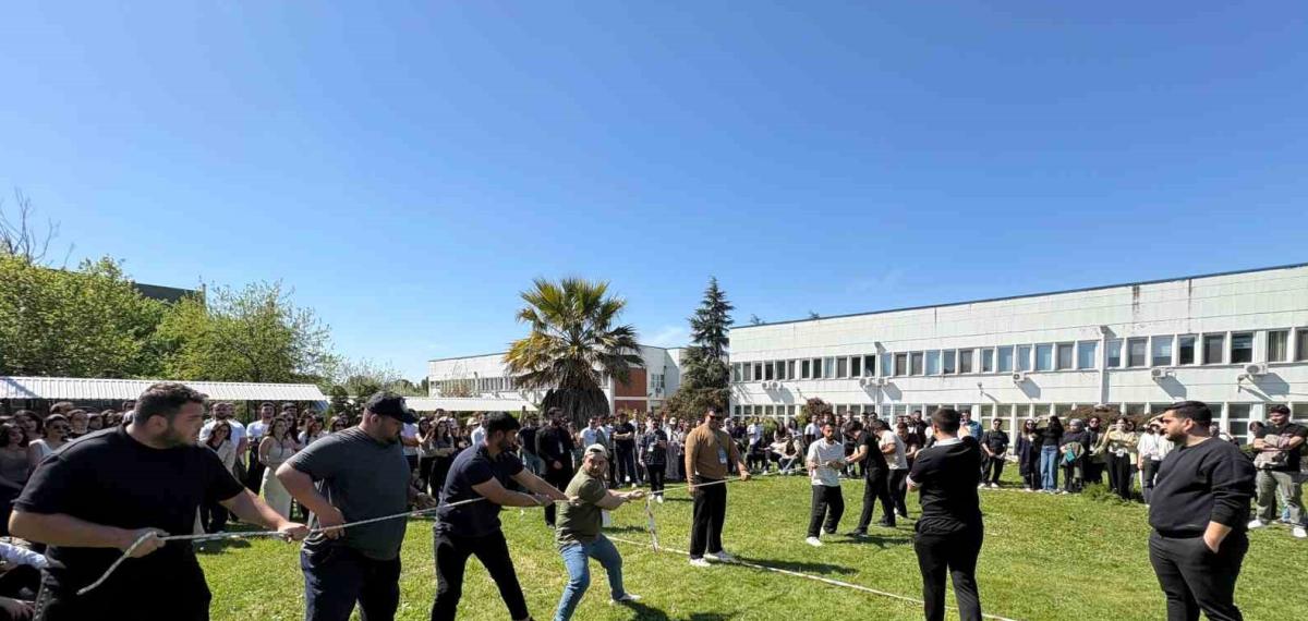 Geleneksel Tomurcuk Şenliğinde Öğrenciler Doyasıya Eğlendi