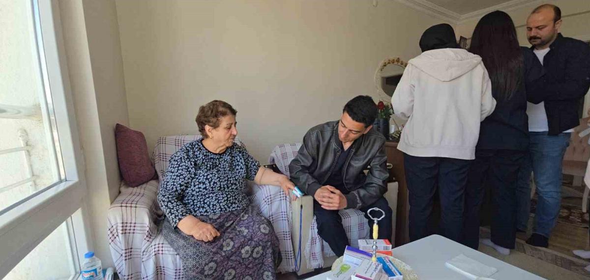 Genç Sağlıkçılar Ev Ev Giderek Kronik Hastaların Takibini Yapıyor