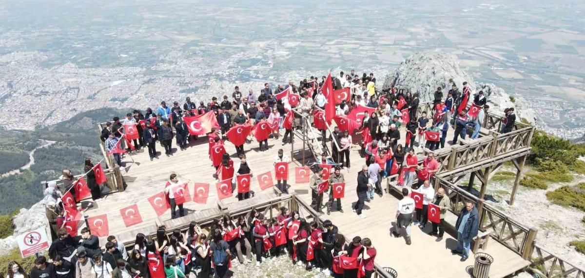 Gençler Spil’in Zirvesinde Ay Yıldızlı Bayrakla Buluştu