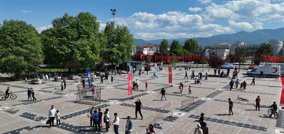 Gençler Spor Alanlarında Kıyasıya Rekabet Etti