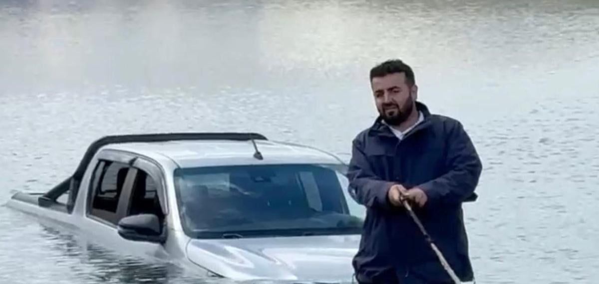 Göletten Geçmek İsterken Aracıyla Mahsur  Kaldı, Yardımına Arkadaşları Yetişti