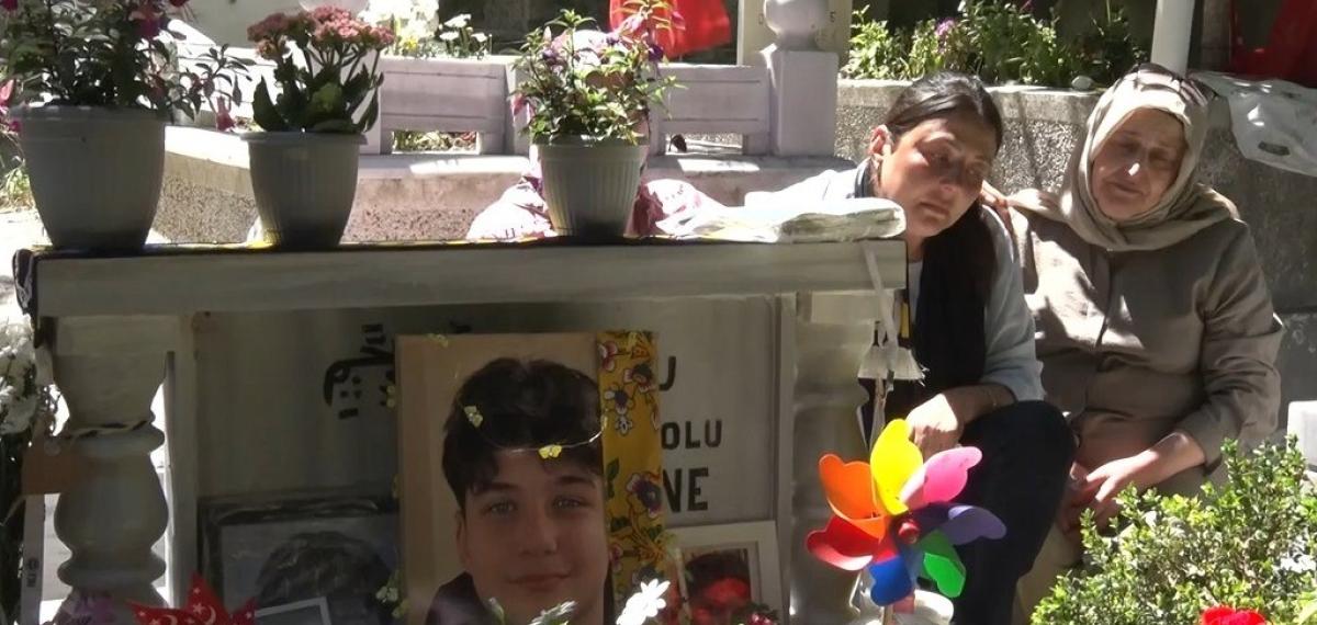 Gülhan Ünlü Oğlu Atlas’ın Mezarı Başında Gözyaşlarını Tutamadı: “Atlas’sız İkinci Bayramımız, Acımız Gün Gün Katbekat Artıyor”