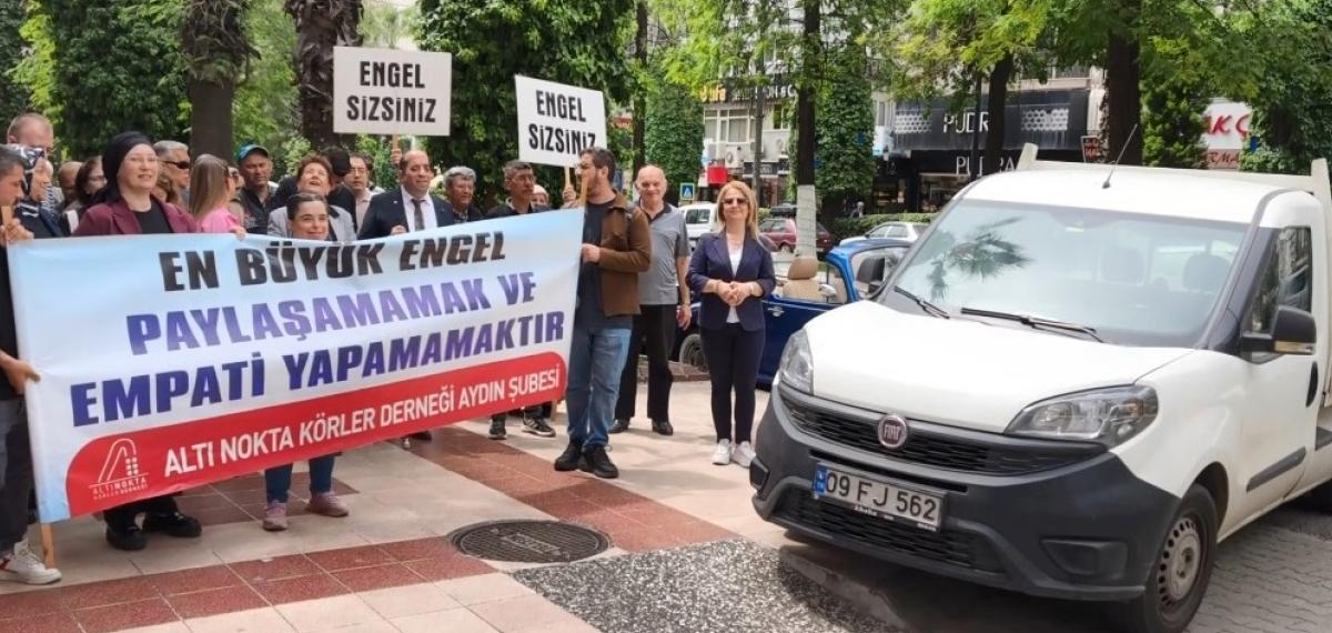 Hatalı Parka Sloganlı Uyarı: “Hey Şoför Baksana, Ne İşi Var Bu Arabanın Kaldırımda”
