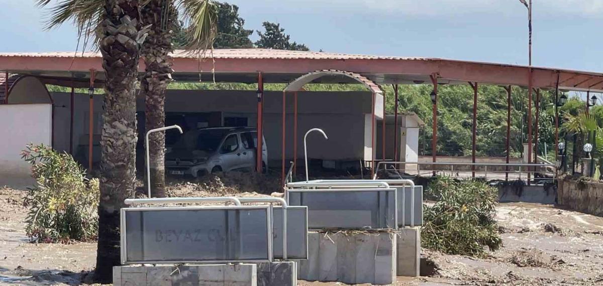 Hatay’da Araçlar ve Evler Sular Altında Kaldı