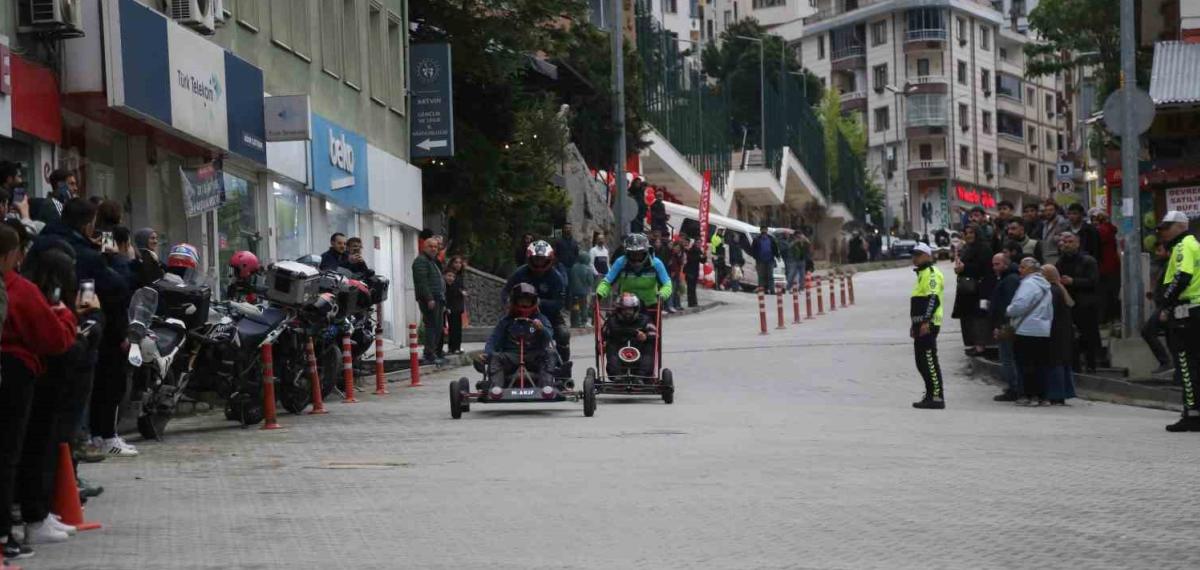 Hurda Malzemelerden Yaptıkları Araçlarla Yokuş Aşağı Yarıştılar