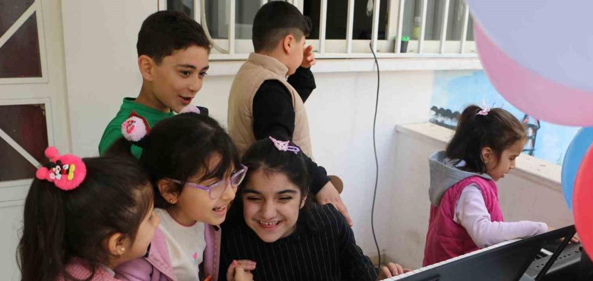 İşitme ve Görme Engelli Öğrenciler Bilim Fuarı’nda Hünerlerini Sergiledi
