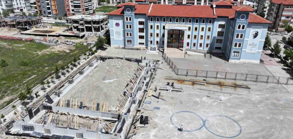 Isparta Belediyesi, 3 Okula Halı Saha ve 1 Okula Kapalı Spor Salonu Kazandırıyor