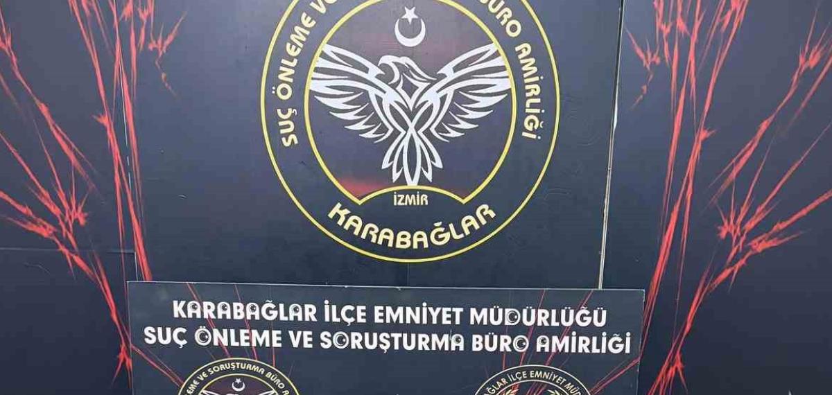 İzmir’de Motosikletle Uyuşturucu Sevkiyatı Yapan 3 Şüpheli Kovalamaca Sonucu Yakalandı