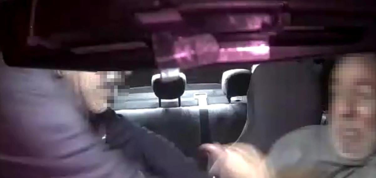 İzmir’de Taksiciye Bıçaklı Gasp Girişimi Araç Kamerasında