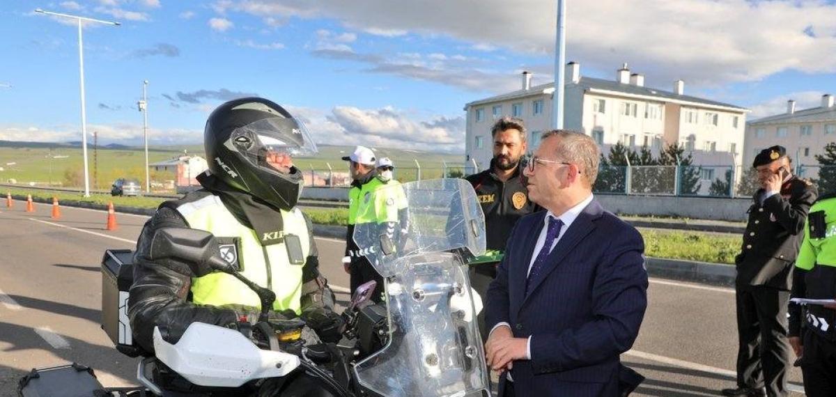 Kars Valisi Ziya Polat’tan Bayram Mesaisindeki Polis Ekiplerine Ziyaret