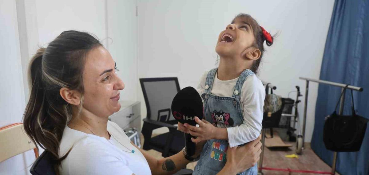 Kendi Ayakları Üzerinde Durmayı Başaran Serebral Palsi Hastası Ada Su’nun Annesine Kendi Elleriyle Verdiği Çiçek Yürekleri Isıttı