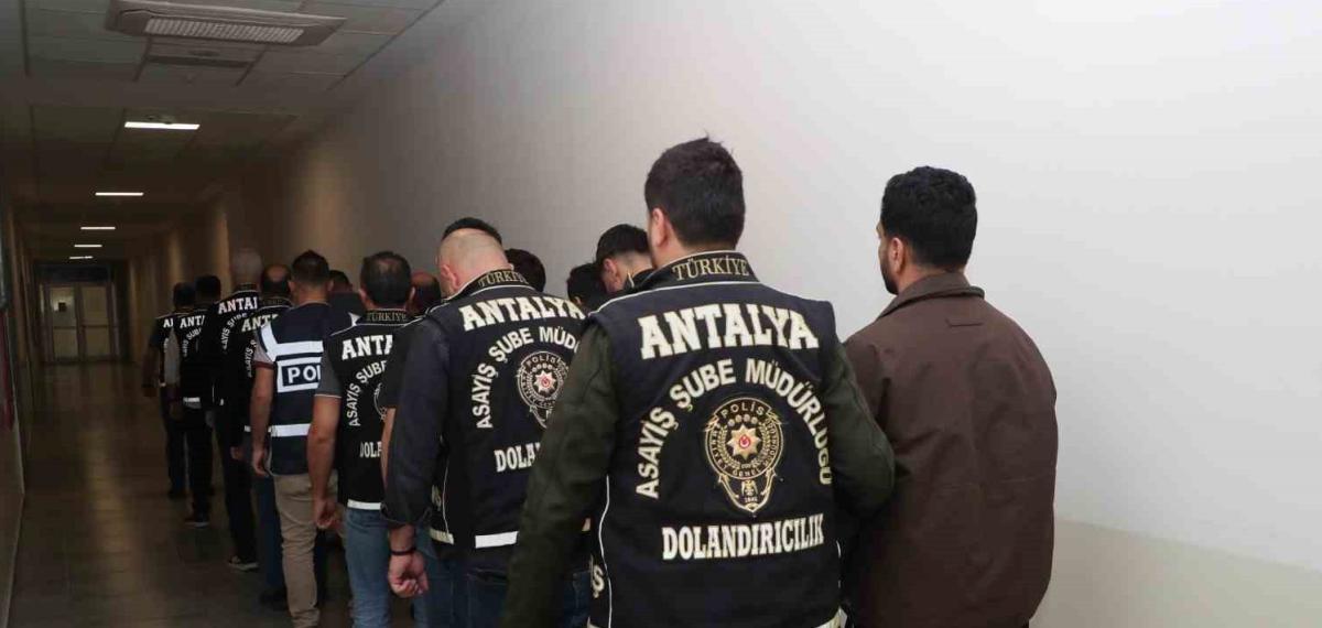 Kendilerini Emniyet Müdürü Olarak Tanıtıp 50 Milyon TL’lik Vurgun Yaptılar