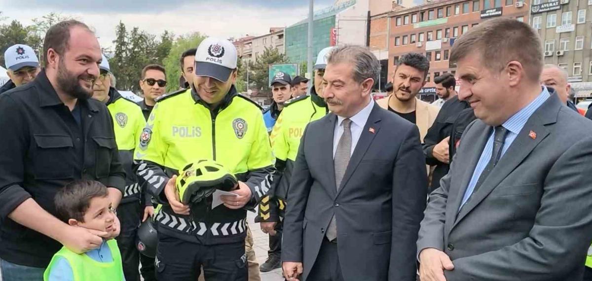 Kırıkkale’de Motosiklet Kazası Geçiren Sürücülere Kask Hediye Edildi