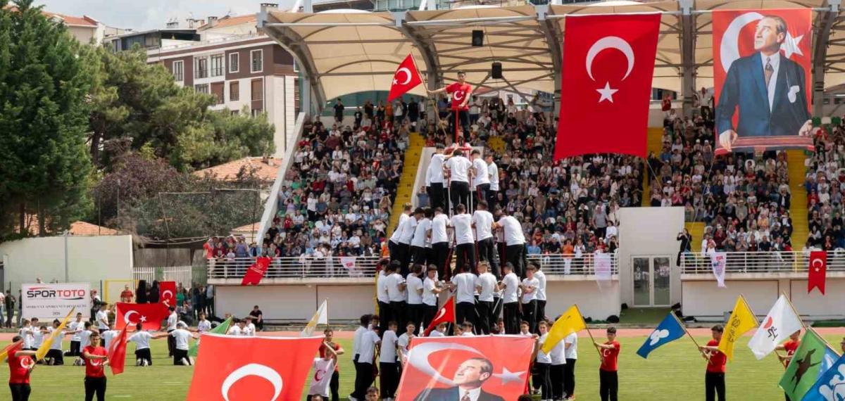 Kırklareli’nde 19 Mayıs Coşkusu: Öğrencilerin Akrobatik Gösterilerine Yoğun İlgi