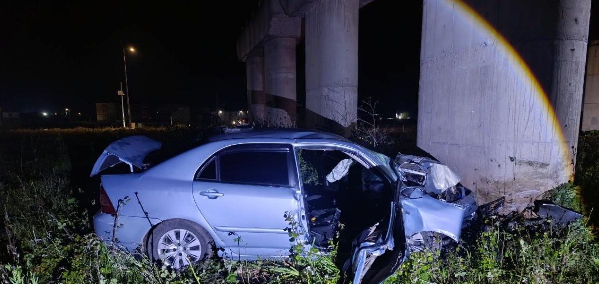 Kontrolden Çıkan Otomobil Köprü Ayağına Çarparak Durdu:  2 Yaralı