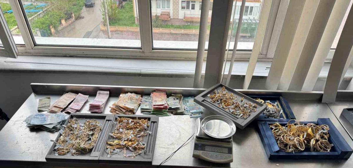 Konya’da Motosikletlerle Kuyumcu Soyan 4 Şüpheliden 2’si Yakalandı