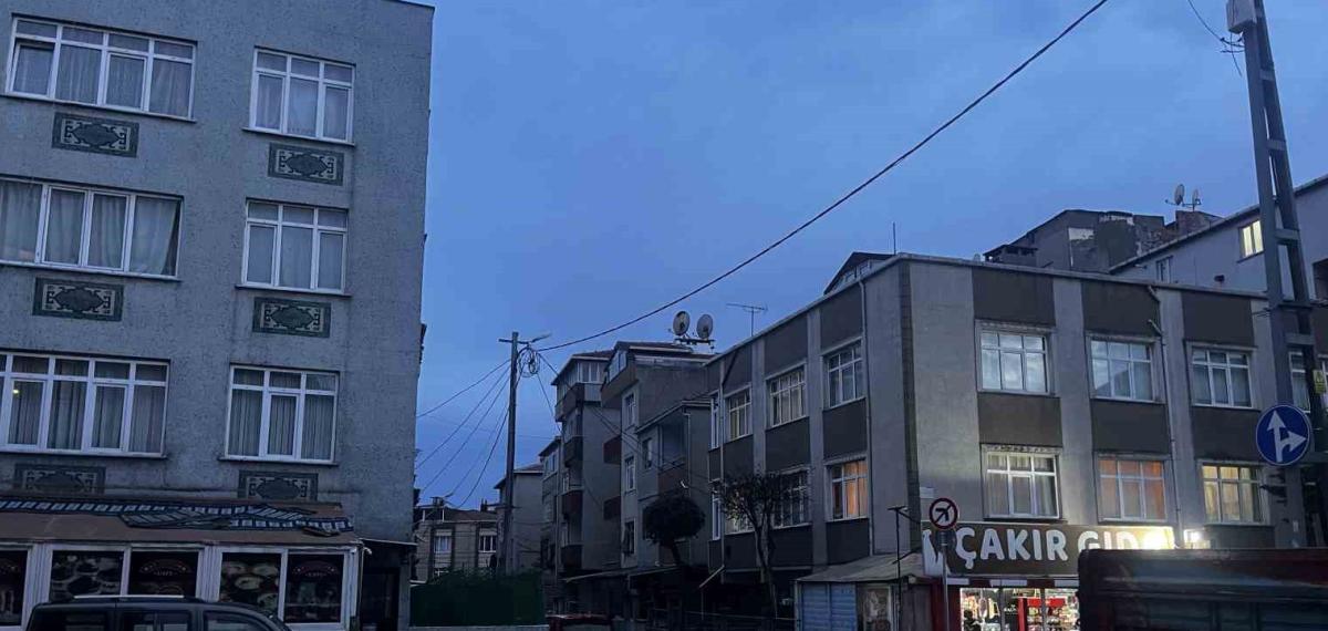 Küçükçekmece’de Kahve Önünde Silahlı Saldırı: 3 Yaralı