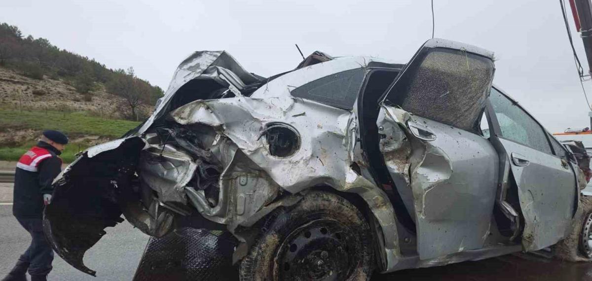 Kütahya’da Otomobil Uçuruma Yuvarlandı: 1 Ölü, 1 Ağır Yaralı