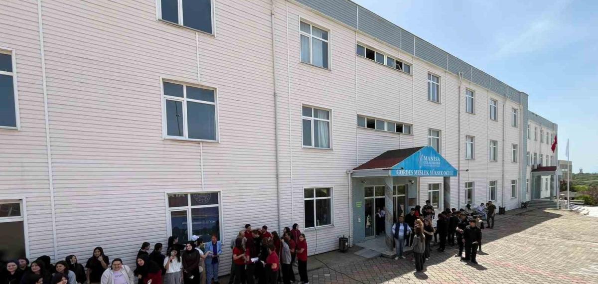 Manisalı Öğrenciler Depremi Yaşadı