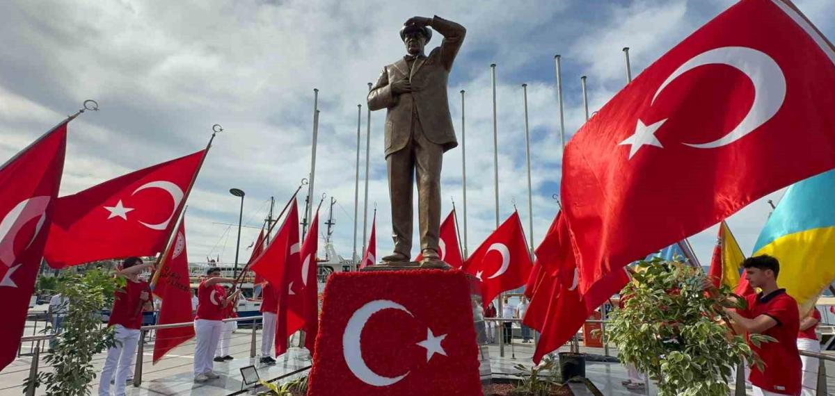 Marmaris’te 19 Mayıs Coşkusu Çelenk Sunumu ile Başladı