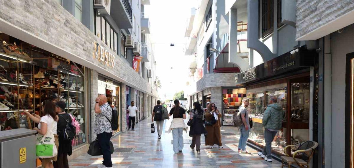 Marmaris’te Yenilenen Çarşı Turistlerin Gözdesi Oldu