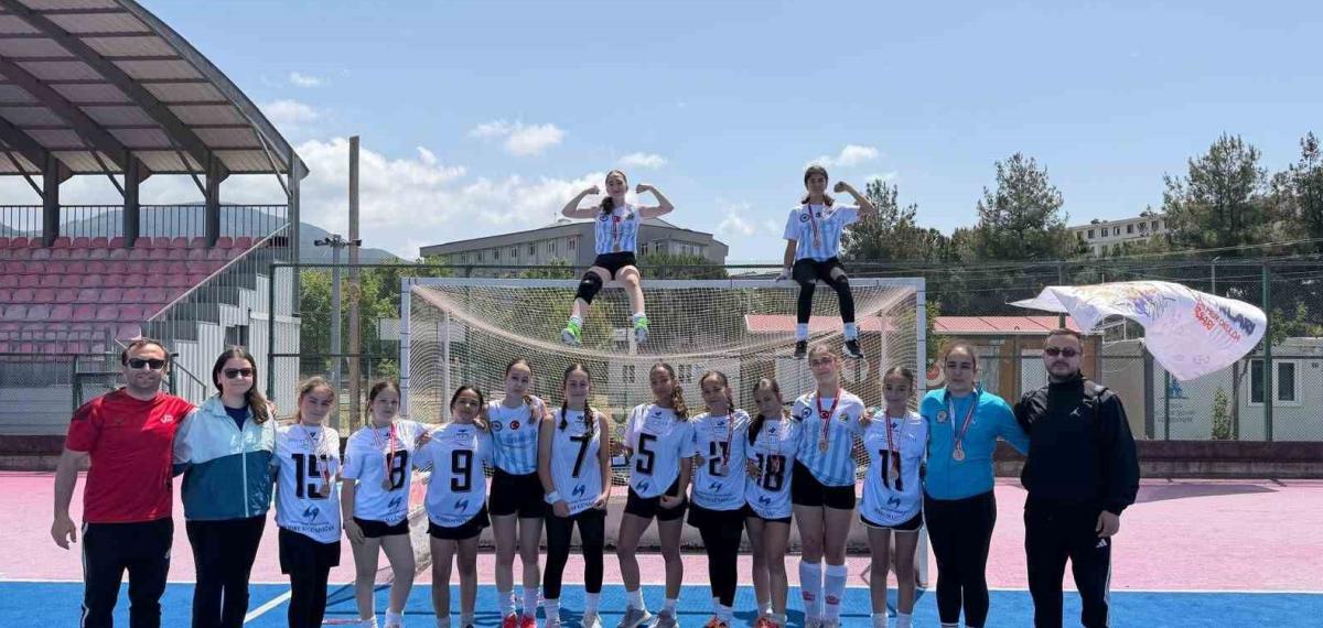 Menteşe Cumhuriyet Ortaokulu Hokey Takımı Türkiye Üçüncüsü Oldu