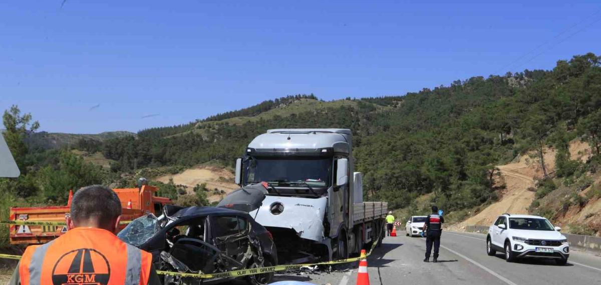 Mermer Yüklü Tırla Kafa Kafaya Çarpışan Otomobildeki Çift Hayatını Kaybetti