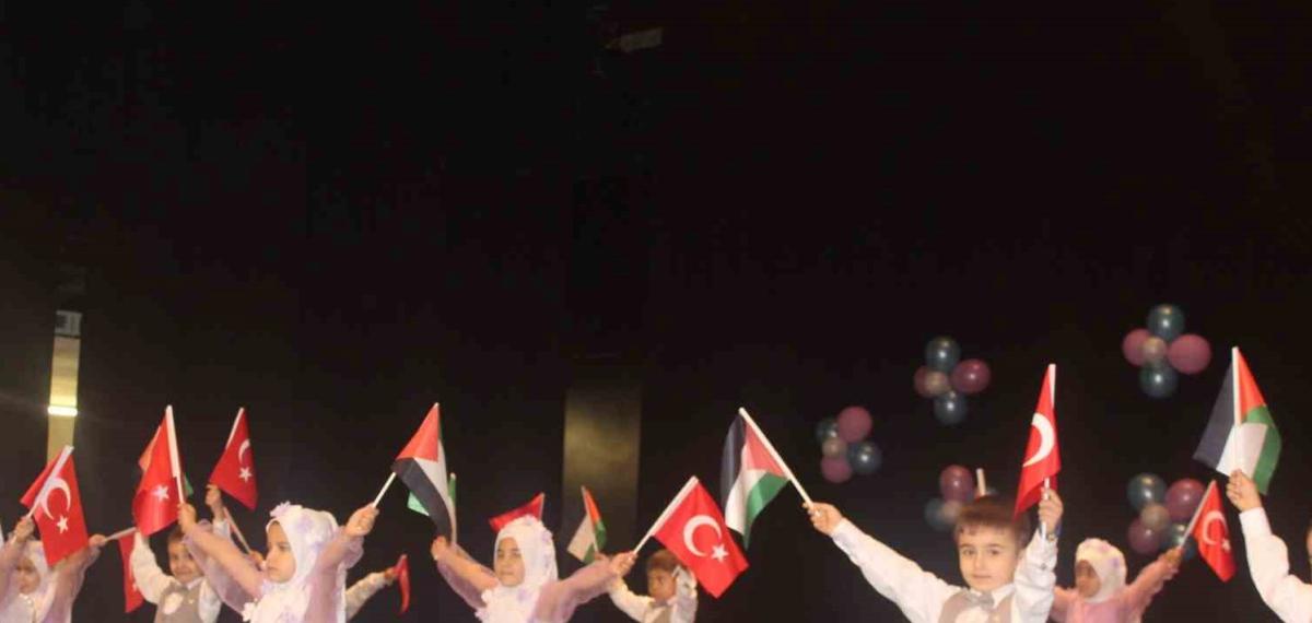 Mersin’de Miniklerin Sahne Performansı İlgiyle İzlendi