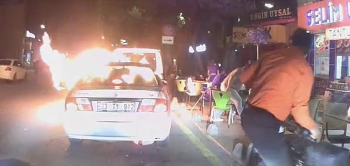 Mersin’de Motor Kısmından Alev Alan Otomobil Paniğe Neden Oldu