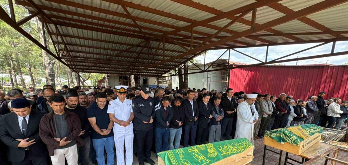 Mersin’de Ölen 2 Kardeşin Cenazesi Gözyaşları Arasında Defnedildi